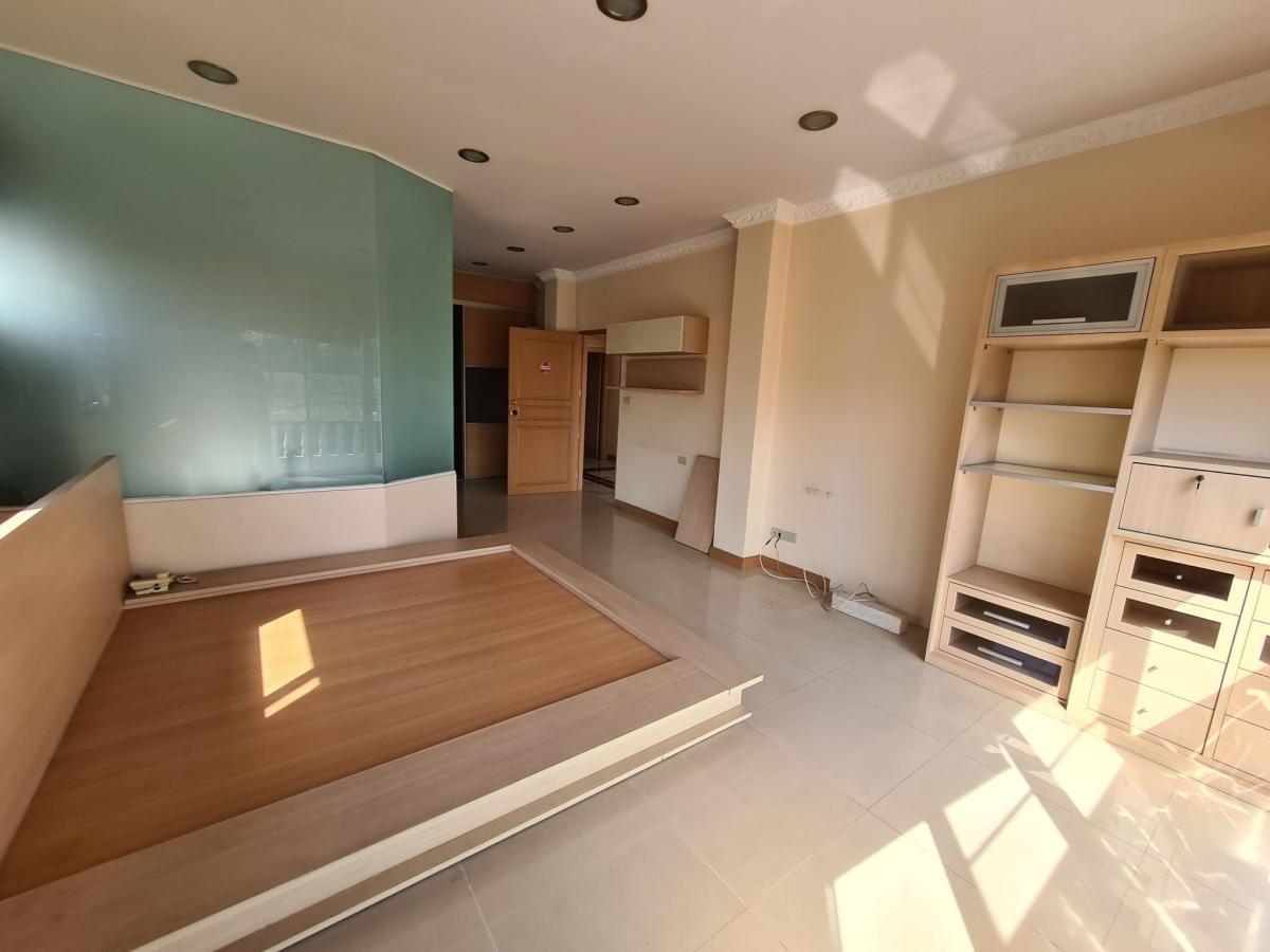 ขายบ้านรัชดา ห้วยขวาง : 03/04/2026, บ้านหรู 7 ห้องนอน บนที่ดิน 215 ตร.วา ใจกลางรัชดา 
พร้อมอยู่ ราคาขาย 27.5 ล้าน รีบจับจองก่อนหมด! 0642748883