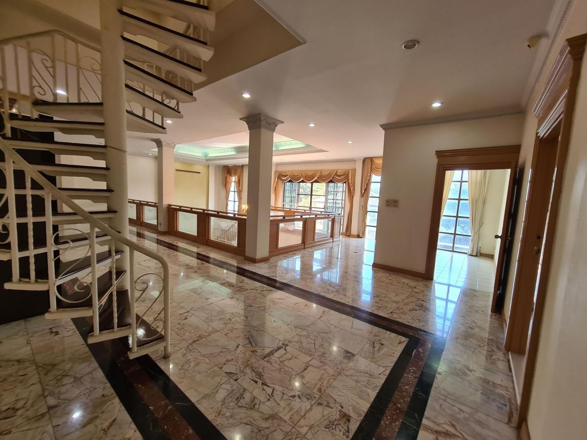 ขายบ้านรัชดา ห้วยขวาง : 03/04/2026, บ้านหรู 7 ห้องนอน บนที่ดิน 215 ตร.วา ใจกลางรัชดา 
พร้อมอยู่ ราคาขาย 27.5 ล้าน รีบจับจองก่อนหมด! 0642748883