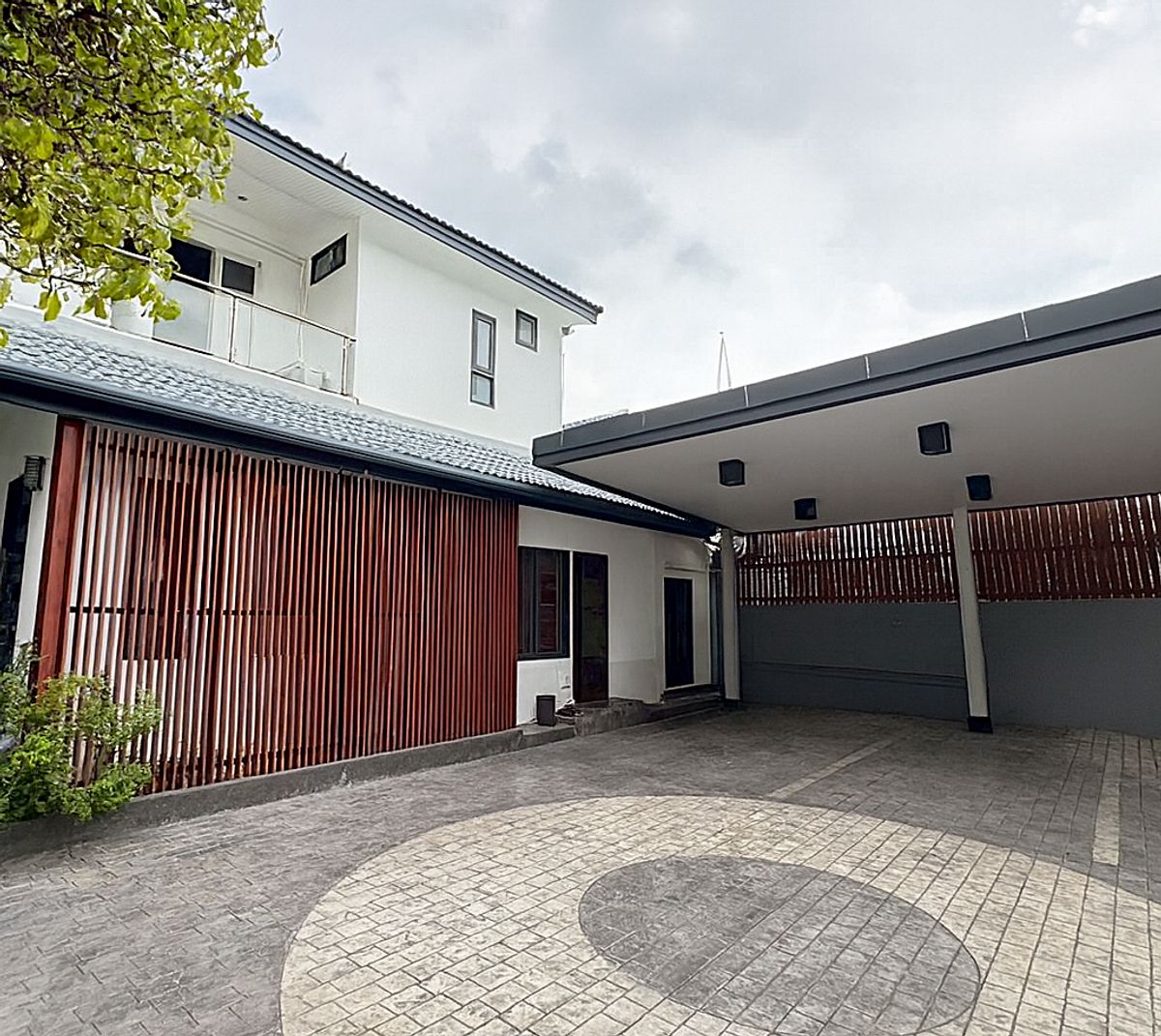 For RentHouseSukhumvit, Asoke, Thonglor : Luxury house 5 bedroom with private swimming pool located in the heart of Thonglor ** NO CO-AGENT ** 