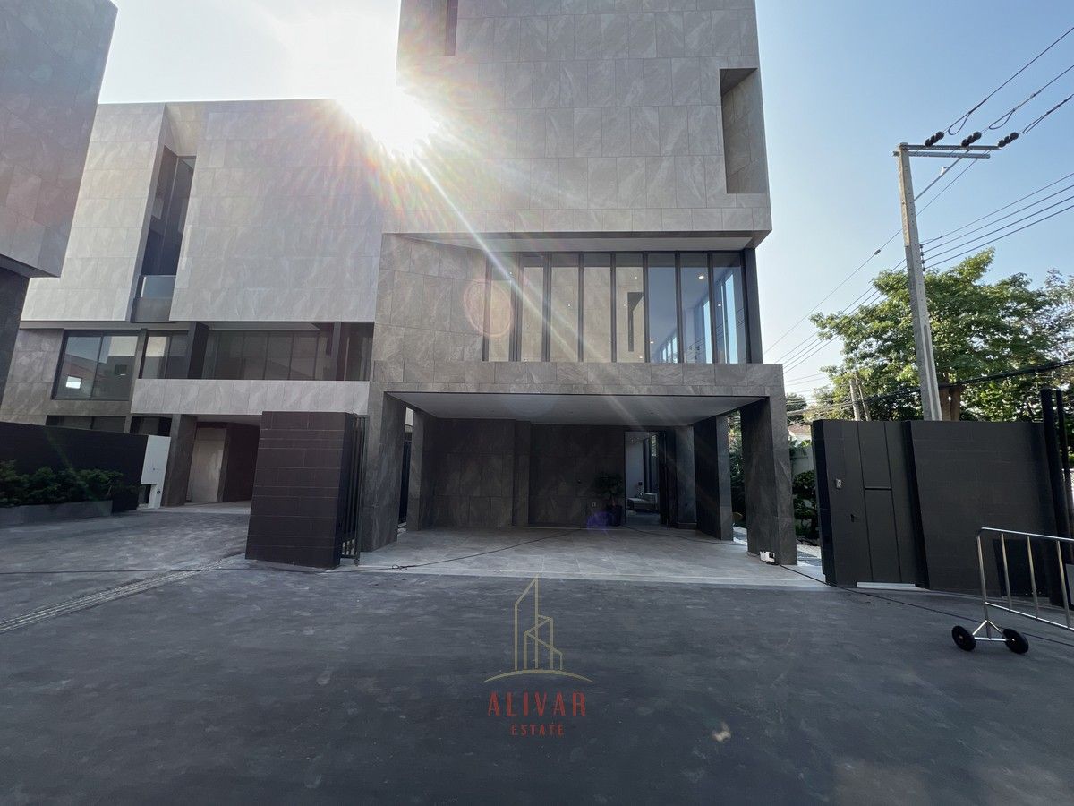 ขายโฮมออฟฟิศพัฒนาการ ศรีนครินทร์ : RH021225 ขาย Luxury Home Office at Srinakarin (Size 531 sq.m.)