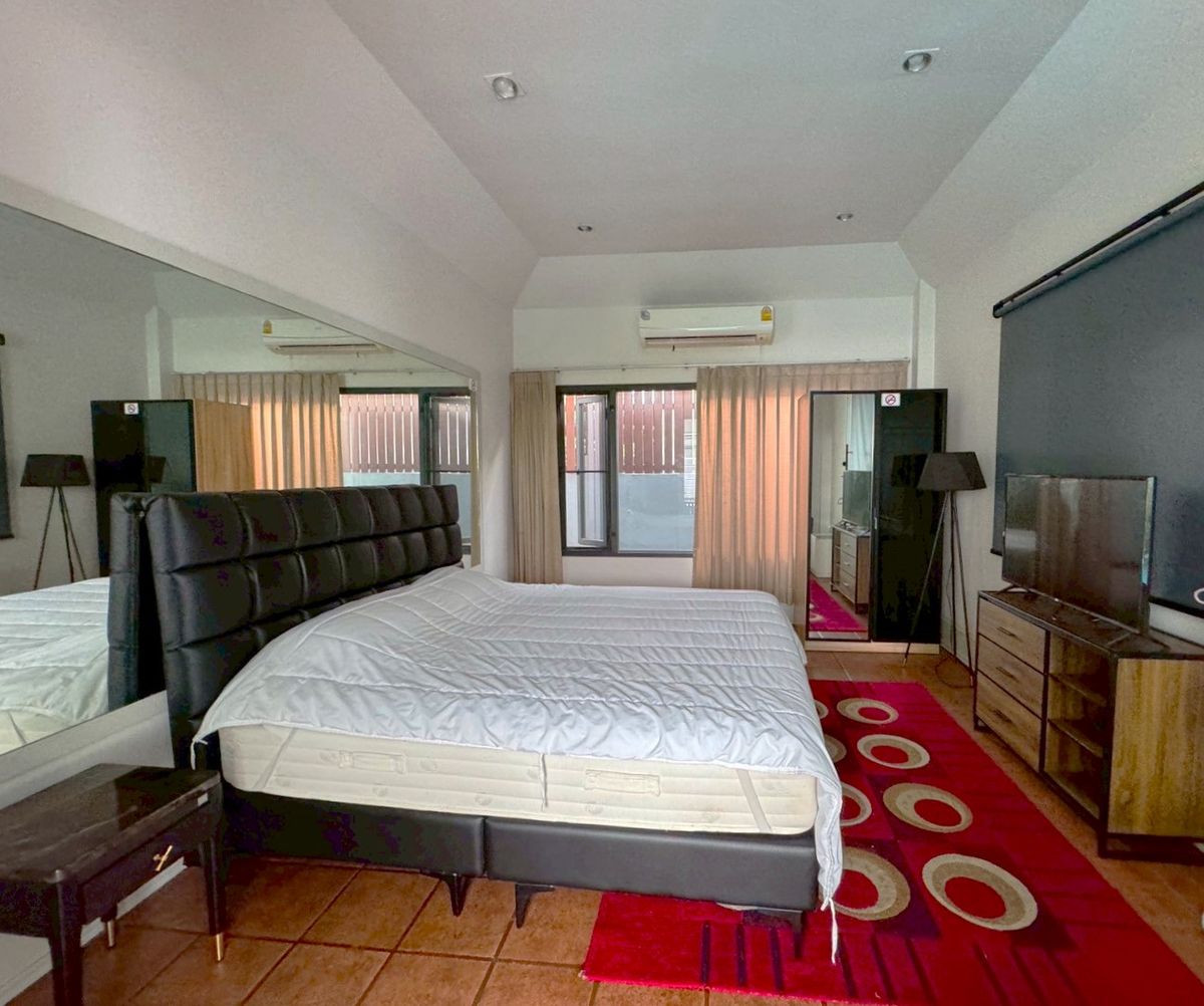 For RentHouseSukhumvit, Asoke, Thonglor : Luxury house 5 bedroom with private swimming pool located in the heart of Thonglor ** NO CO-AGENT ** 