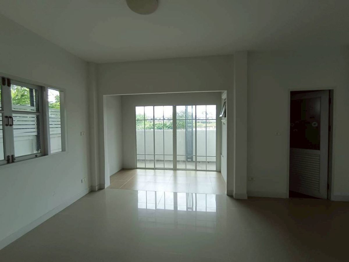 ขายบ้านนนทบุรี บางใหญ่ บางบัวทอง : ขายบ้านเดี่ยว 2 ชั้น หลังมุม หมู่บ้านปิยวรารมย์ 4 สภาพสวยใหม่ ไม่เคยมีคนอยู่ บรรยากาศเงียบสงบ ร่มรื่น