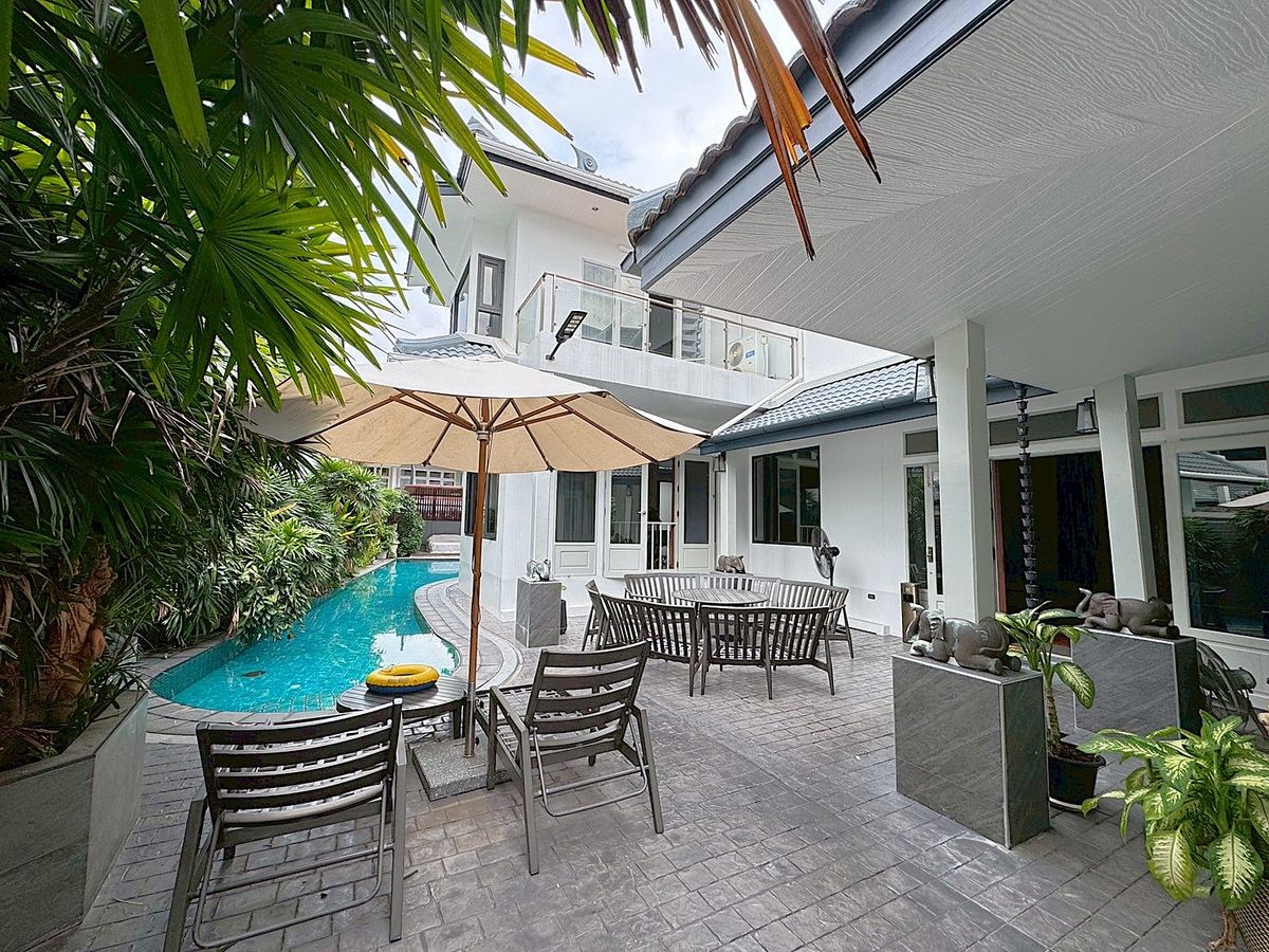 For RentHouseSukhumvit, Asoke, Thonglor : Luxury house 5 bedroom with private swimming pool located in the heart of Thonglor ** NO CO-AGENT ** 