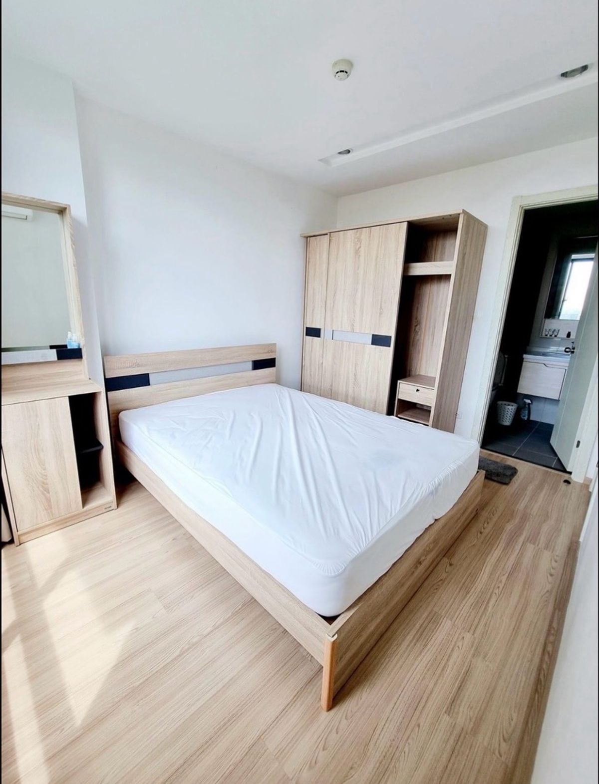 For RentCondoOnnut, Udomsuk : Rent Artemis Sukhumvit 77, Floor 11, 28 sq.w. Do not cover the electrical appliances and fully furnished. There is a washing machine, beautiful room, full of rooms, just decorated. Ready to enter the price of 13,000/month