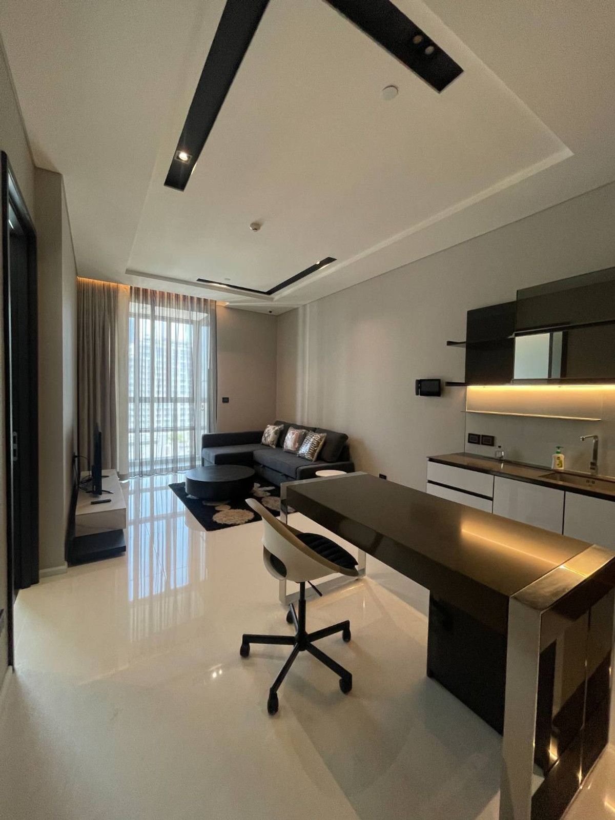 ให้เช่าคอนโดสุขุมวิท อโศก ทองหล่อ : สระว่ายน้ำ360° ร่มทุกเวลา ว่ายตอนไหนก็ได้ พร้อมออนเซ็นวิวตึกสูง