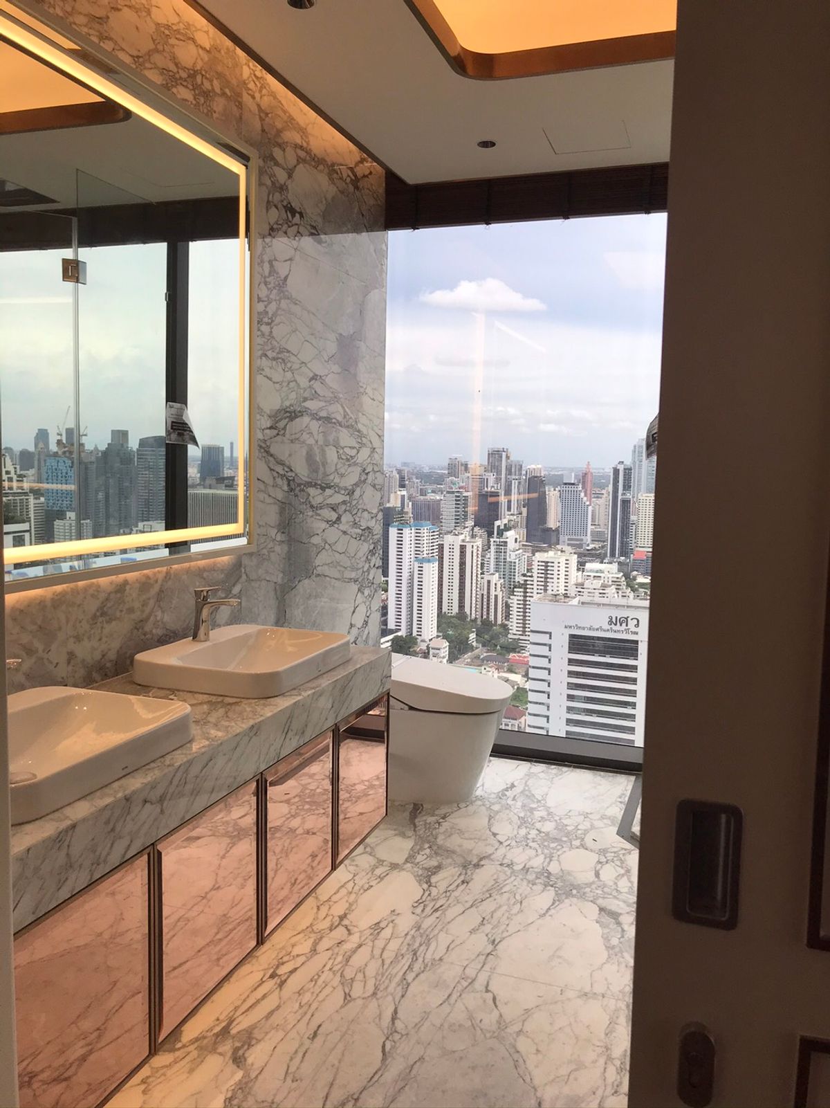 ขายคอนโดพระราม 9 เพชรบุรีตัดใหม่ RCA : 🔥 ขายด่วน 🔥  Duplex Penthouse ถูกที่สุด ห้องว่าง ห้องสวย ตรงปก วิวดีมาก พร้อมนัดดู  Call 0619824959