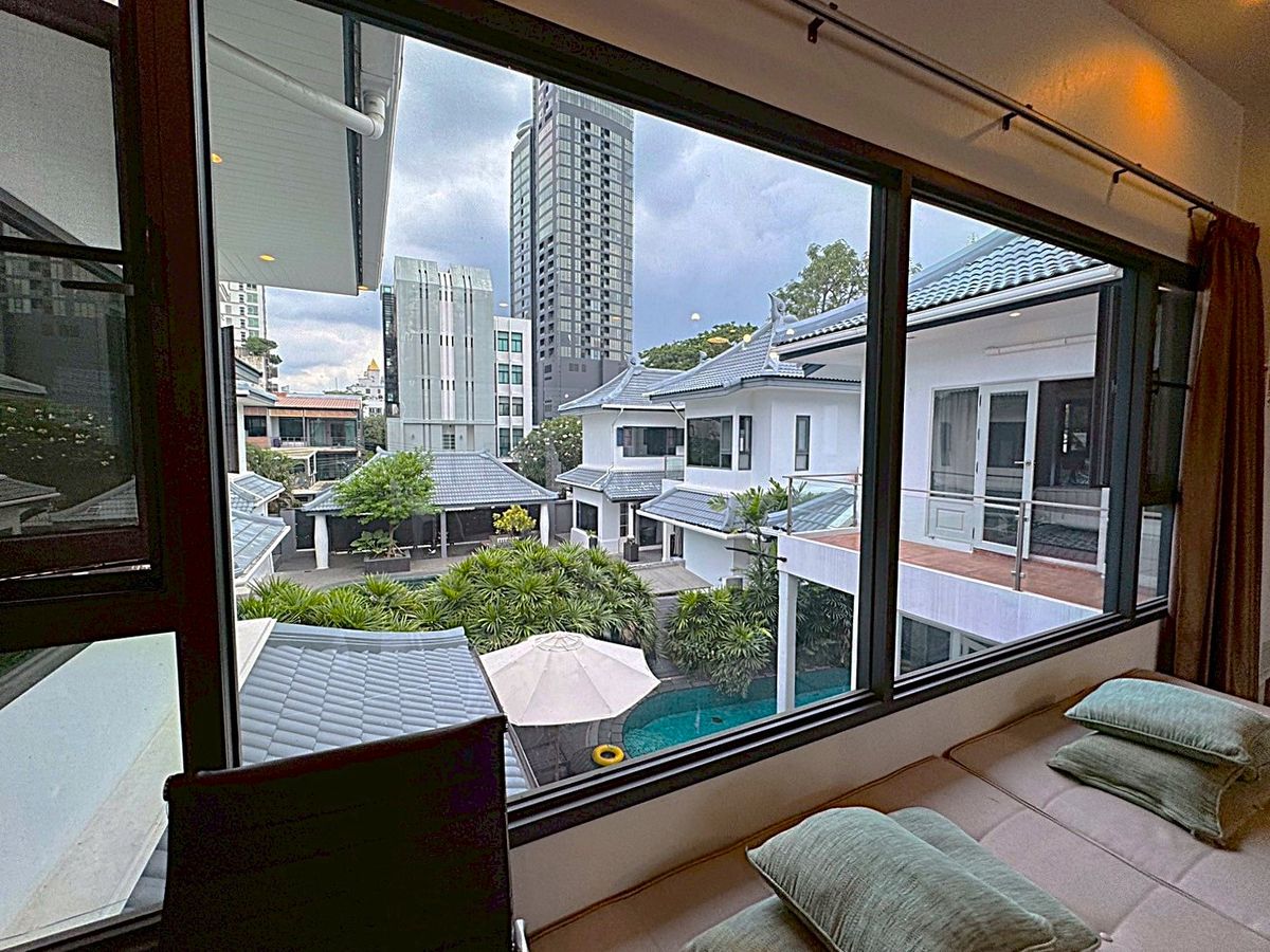 For RentHouseSukhumvit, Asoke, Thonglor : Luxury house 5 bedroom with private swimming pool located in the heart of Thonglor ** NO CO-AGENT ** 