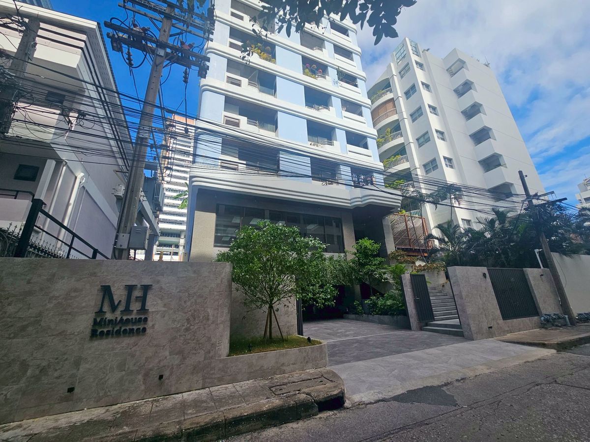 For RentCondoSathorn, Narathiwat : ✨ This room answers the Mini House Apartment. The room has a complete furniture in one place. The price is worth 💯