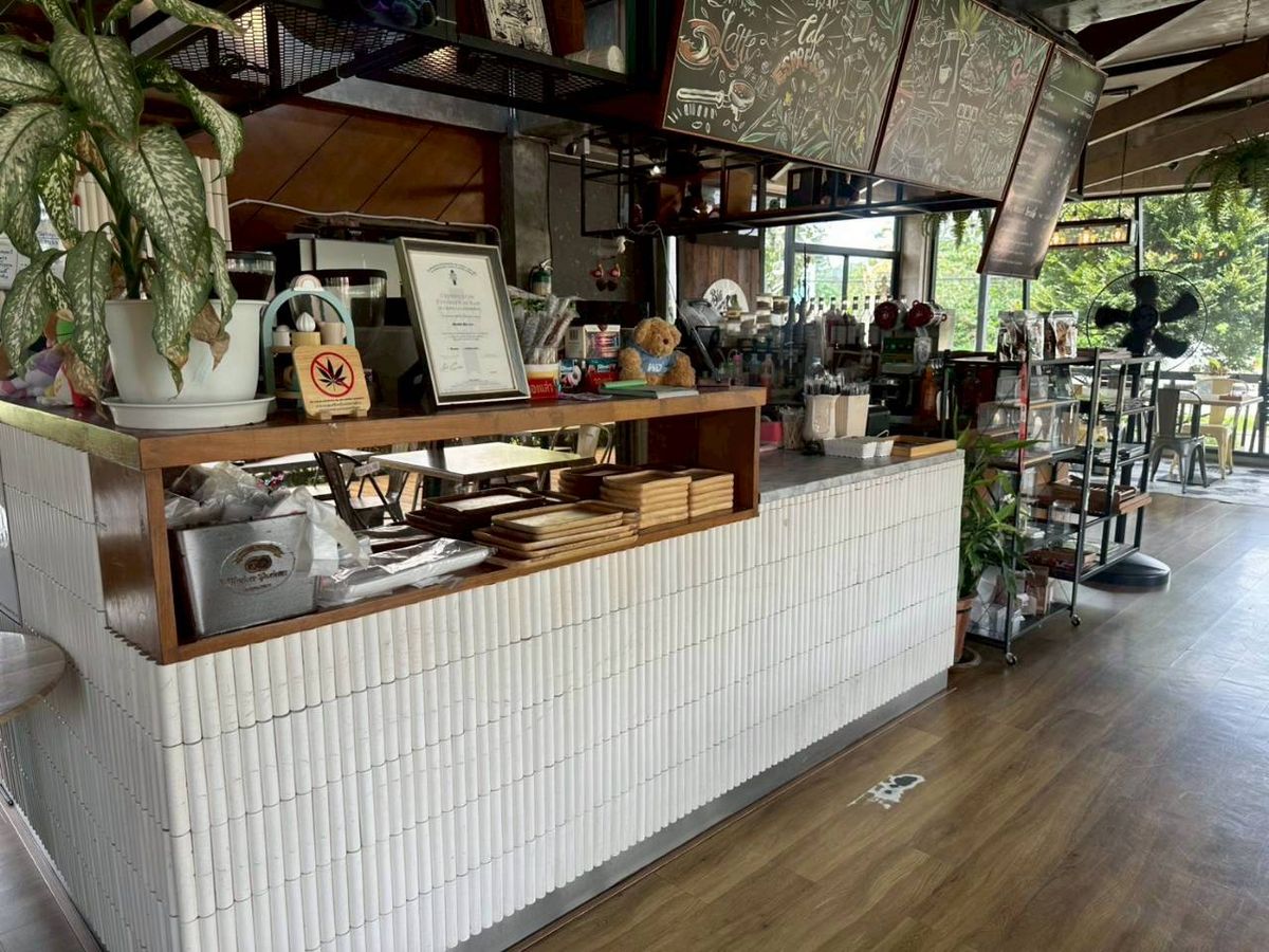 For SaleHotel&Apartment BusinessPrachin Buri : Sell ​​Big Mount Bistro and Restro, BIG Mount Bistro and Restaurant, a restaurant with Prachin Buri Room.