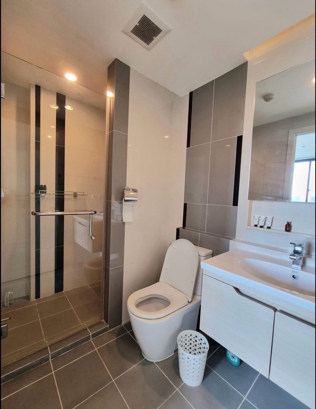 For RentCondoOnnut, Udomsuk : Rent Artemis Sukhumvit 77, Floor 11, 28 sq.w. Do not cover the electrical appliances and fully furnished. There is a washing machine, beautiful room, full of rooms, just decorated. Ready to enter the price of 13,000/month