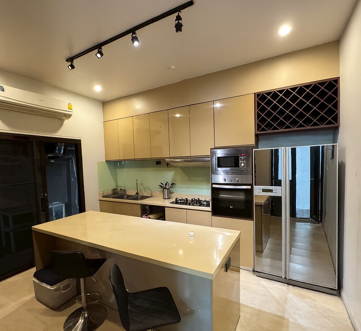 For RentHouseSukhumvit, Asoke, Thonglor : Luxury house 5 bedroom with private swimming pool located in the heart of Thonglor ** NO CO-AGENT ** 