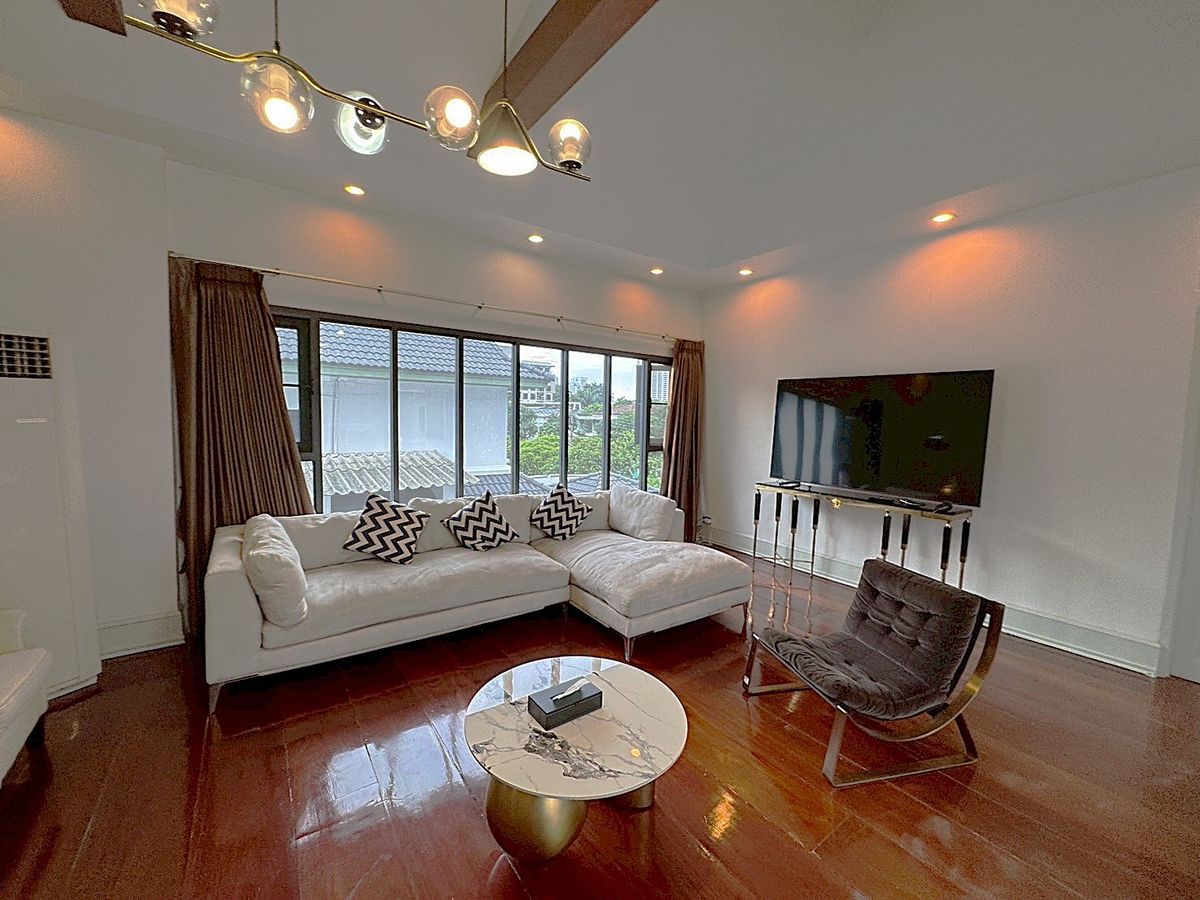 For RentHouseSukhumvit, Asoke, Thonglor : Luxury house 5 bedroom with private swimming pool located in the heart of Thonglor ** NO CO-AGENT ** 