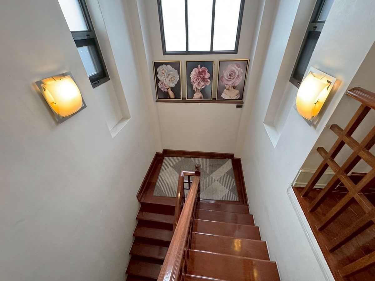 For RentHouseSukhumvit, Asoke, Thonglor : Luxury house 5 bedroom with private swimming pool located in the heart of Thonglor ** NO CO-AGENT ** 