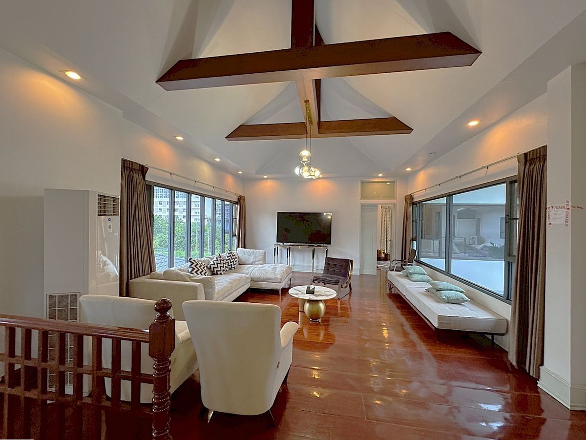 For RentHouseSukhumvit, Asoke, Thonglor : Luxury house 5 bedroom with private swimming pool located in the heart of Thonglor ** NO CO-AGENT ** 