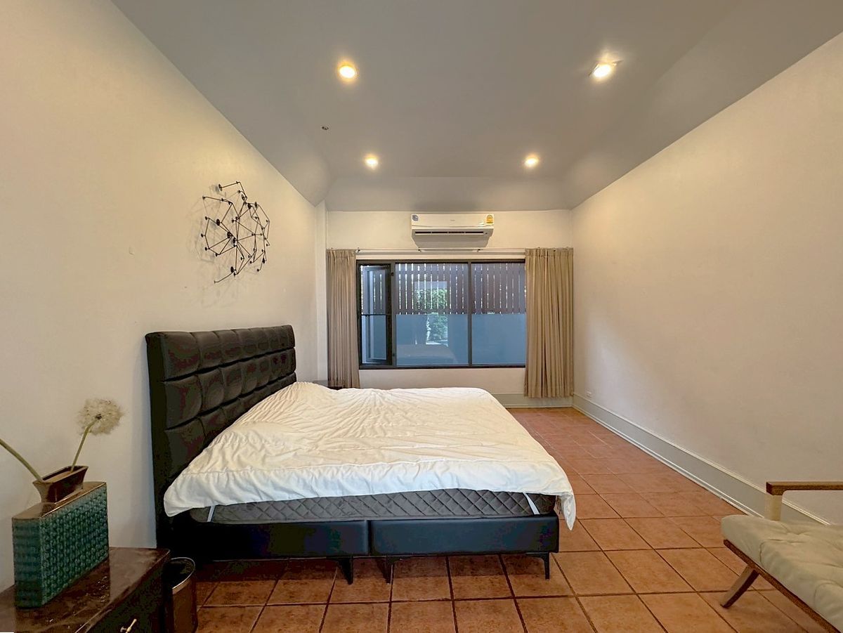 For RentHouseSukhumvit, Asoke, Thonglor : Luxury house 5 bedroom with private swimming pool located in the heart of Thonglor ** NO CO-AGENT ** 