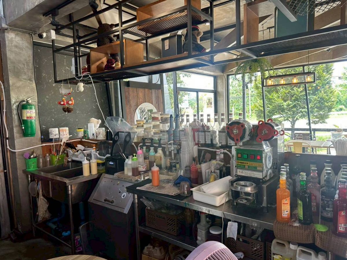 For SaleHotel&Apartment BusinessPrachin Buri : Sell ​​Big Mount Bistro and Restro, BIG Mount Bistro and Restaurant, a restaurant with Prachin Buri Room.