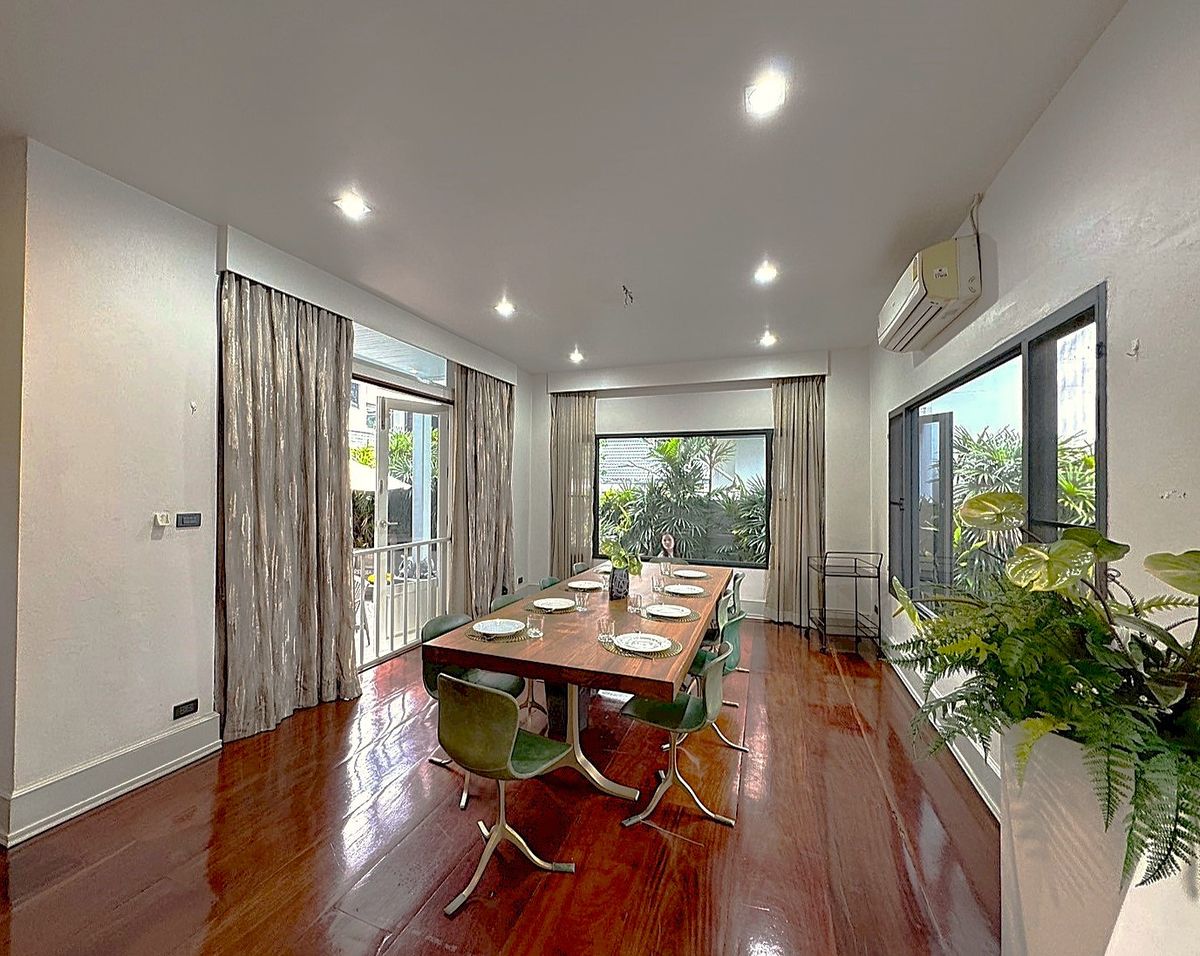 For RentHouseSukhumvit, Asoke, Thonglor : Luxury house 5 bedroom with private swimming pool located in the heart of Thonglor ** NO CO-AGENT ** 
