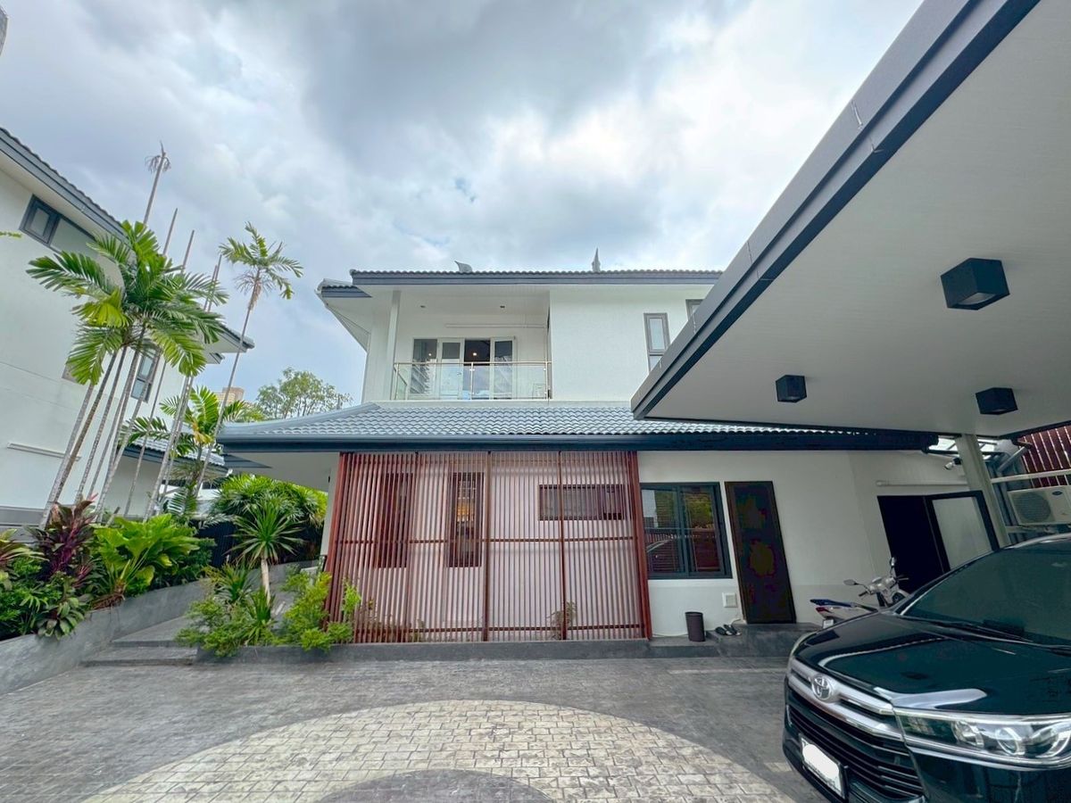 For RentHouseSukhumvit, Asoke, Thonglor : Luxury house 5 bedroom with private swimming pool located in the heart of Thonglor ** NO CO-AGENT ** 