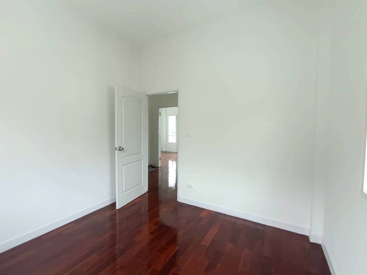 ขายบ้านนนทบุรี บางใหญ่ บางบัวทอง : ขายบ้านเดี่ยว 2 ชั้น หลังมุม หมู่บ้านปิยวรารมย์ 4 สภาพสวยใหม่ ไม่เคยมีคนอยู่ บรรยากาศเงียบสงบ ร่มรื่น