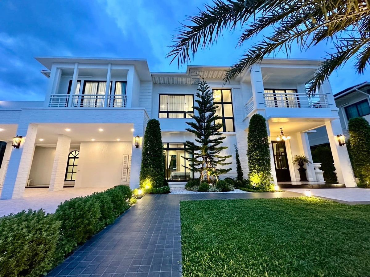 For RentHouseLadkrabang, Suwannaphum Airport : Rent a detached house On Nut-Lat Krabang: Perfect Masterpiece, Sukhumvit 77, Phase 1, 5-6 Bedrooms 5, the house is very beautiful.