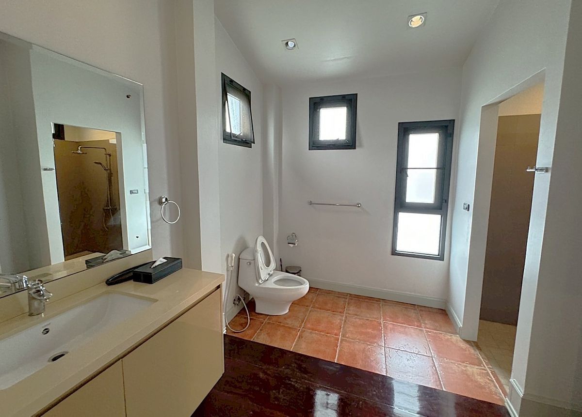 For RentHouseSukhumvit, Asoke, Thonglor : Luxury house 5 bedroom with private swimming pool located in the heart of Thonglor ** NO CO-AGENT ** 