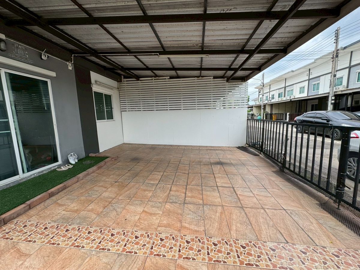 For SaleTownhomePathum Thani,Rangsit, Thammasat : Townhome for sale in Lalil Town Lio. & Amp; Lan CO CRIC Lam Luk Ka Khlong 4 - 5