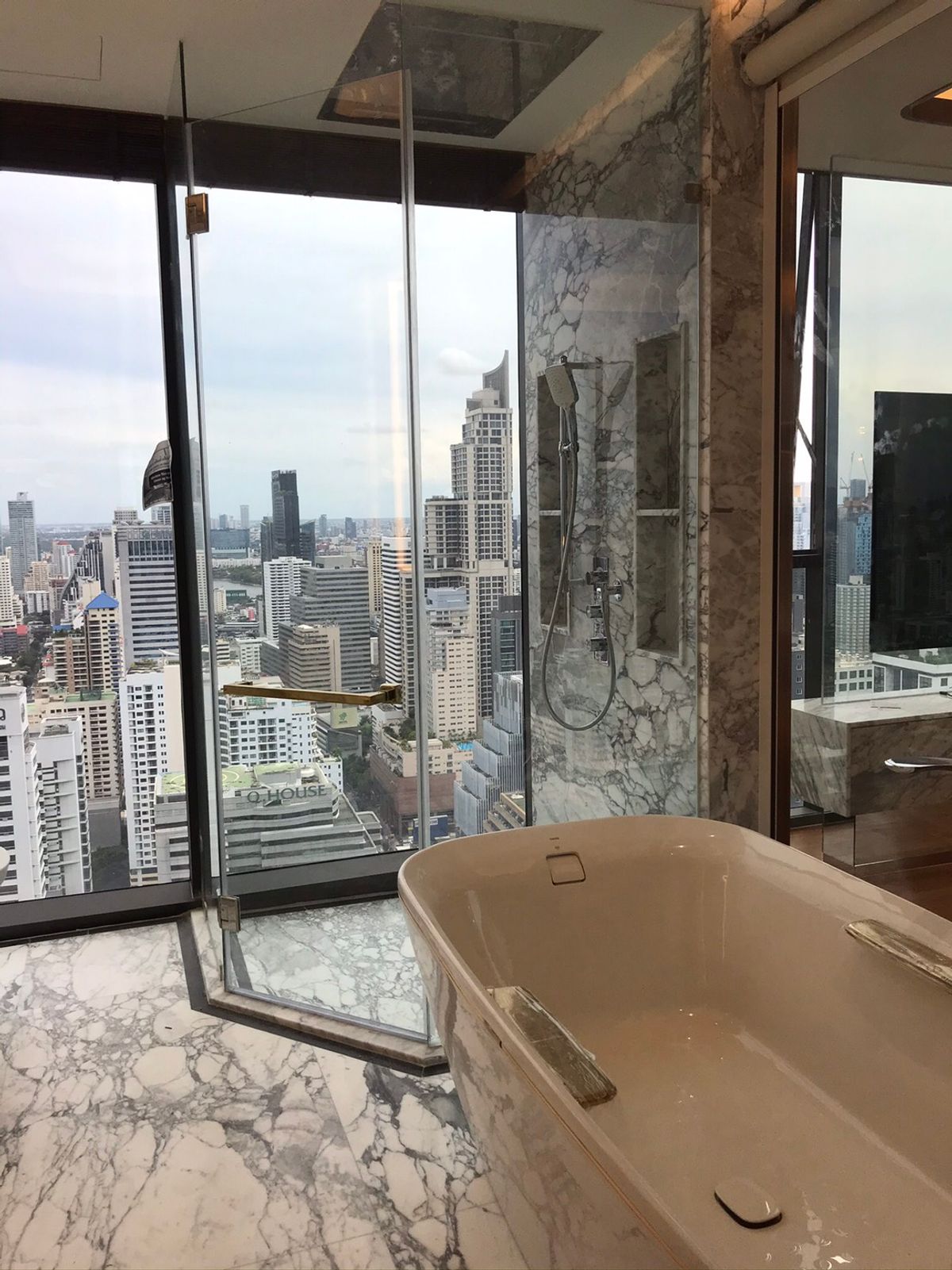 ขายคอนโดพระราม 9 เพชรบุรีตัดใหม่ RCA : 🔥 ขายด่วน 🔥  Duplex Penthouse ถูกที่สุด ห้องว่าง ห้องสวย ตรงปก วิวดีมาก พร้อมนัดดู  Call 0619824959