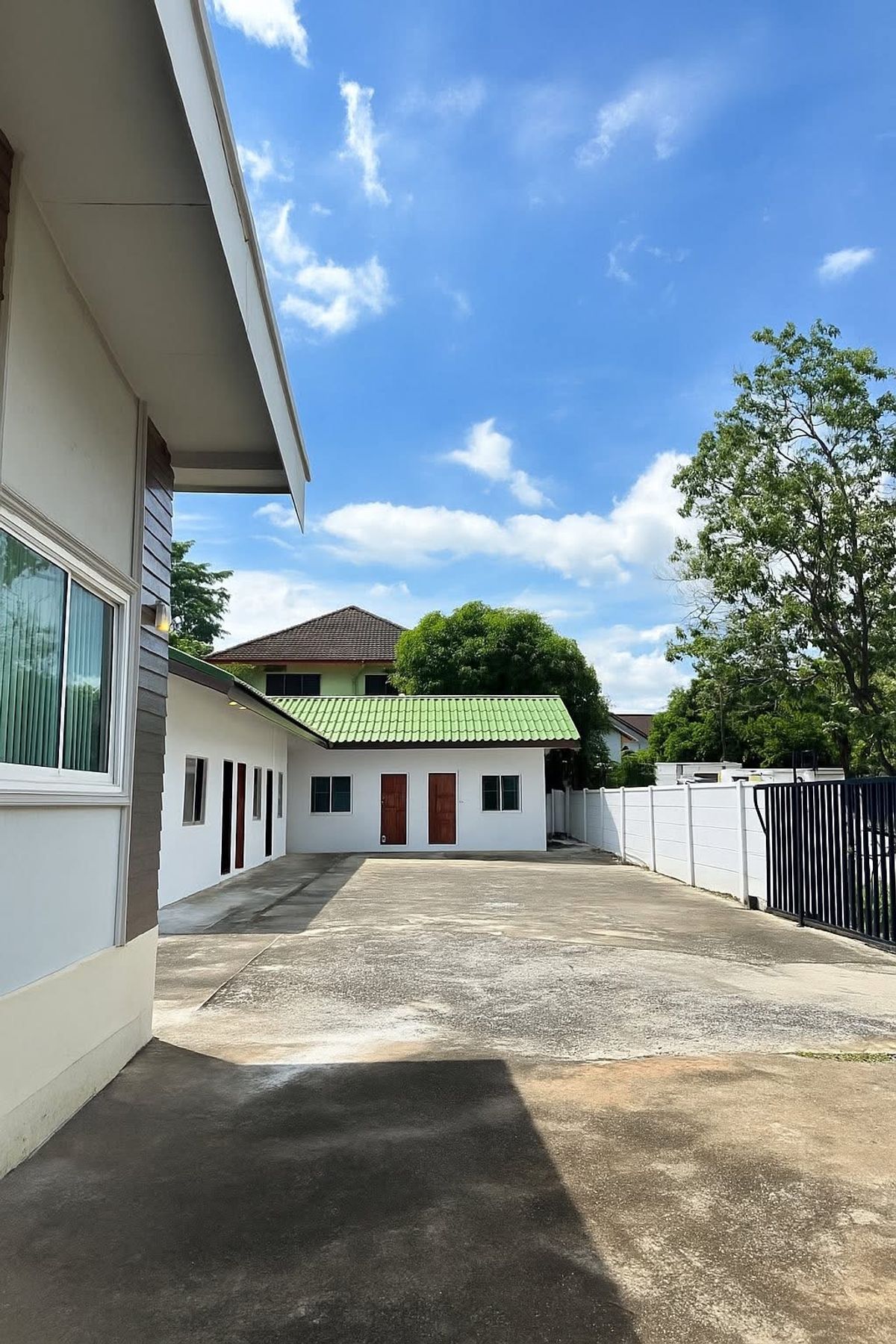 For RentHouseBangna, Bearing, Lasalle : Rent a detached house 160 sq.m., Bang Na Trat, Km. 6, near Mega Bangna, only 6 minutes, suitable for office, stores