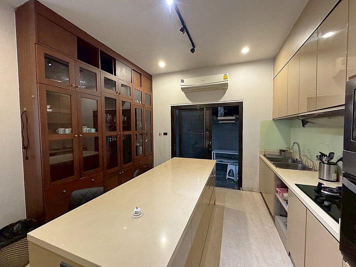 For RentHouseSukhumvit, Asoke, Thonglor : Luxury house 5 bedroom with private swimming pool located in the heart of Thonglor ** NO CO-AGENT ** 