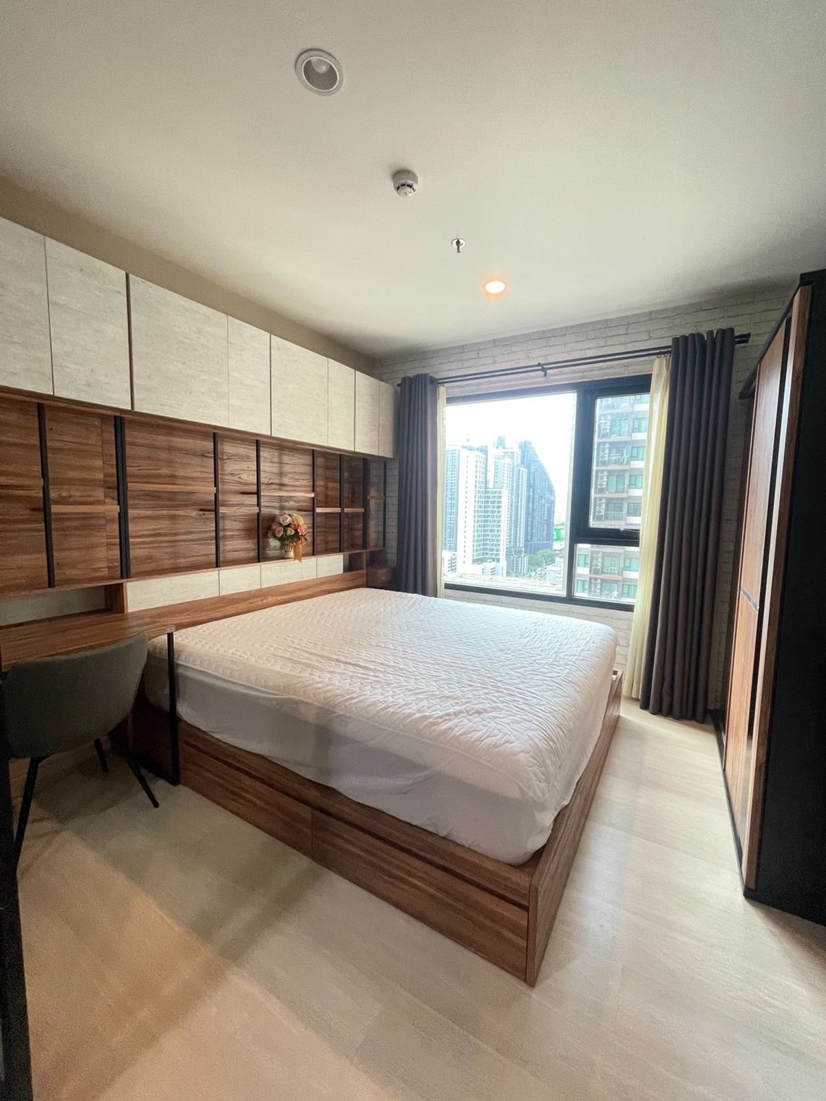 ให้เช่าคอนโดพระราม 9 เพชรบุรีตัดใหม่ RCA : (for rent) Life Asoke ใกล้รถไฟฟ้า MRT เพชรบุรี และ แอร์พอร์ตลิงค์มักกะสัน