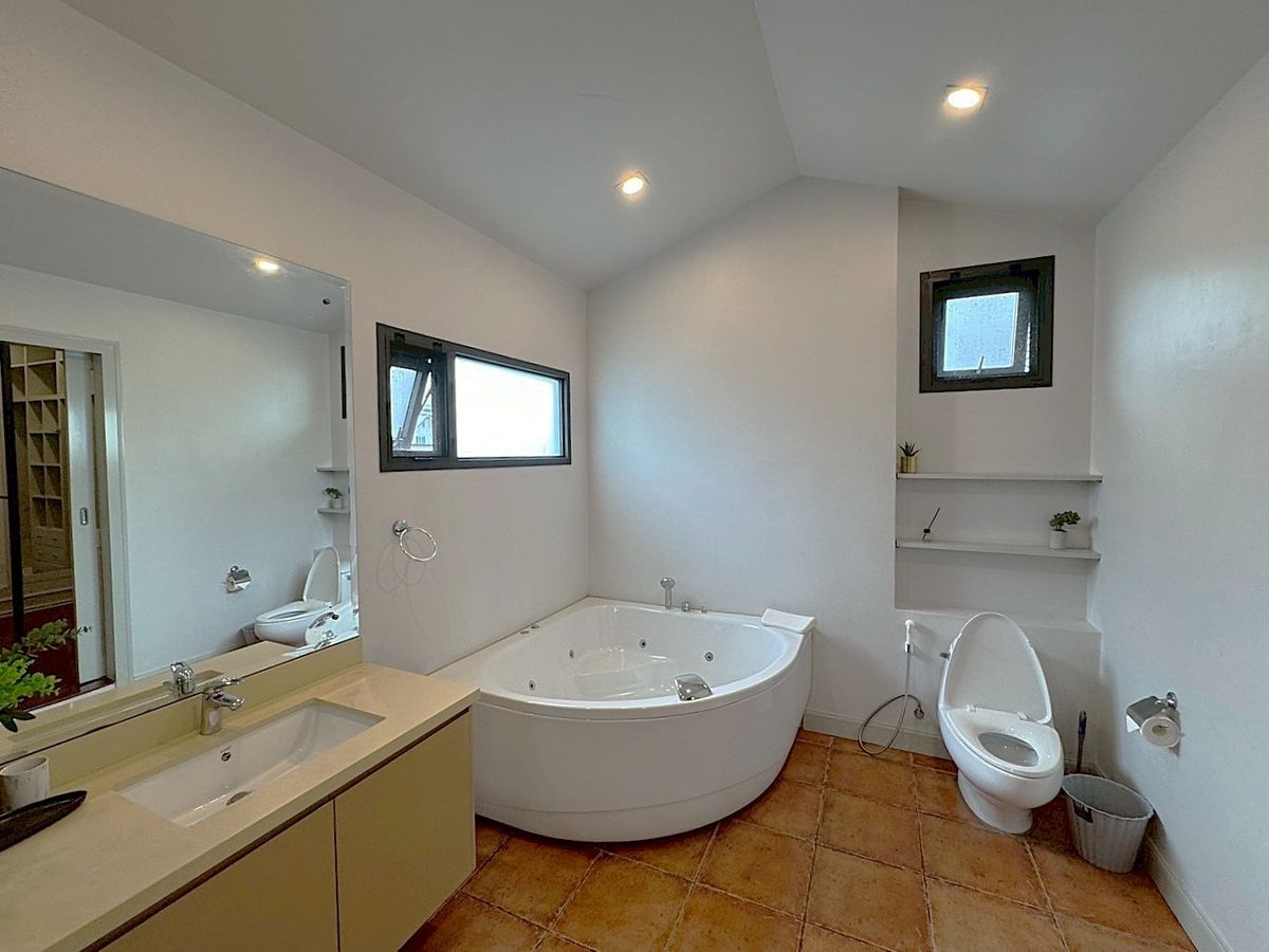 For RentHouseSukhumvit, Asoke, Thonglor : Luxury house 5 bedroom with private swimming pool located in the heart of Thonglor ** NO CO-AGENT ** 