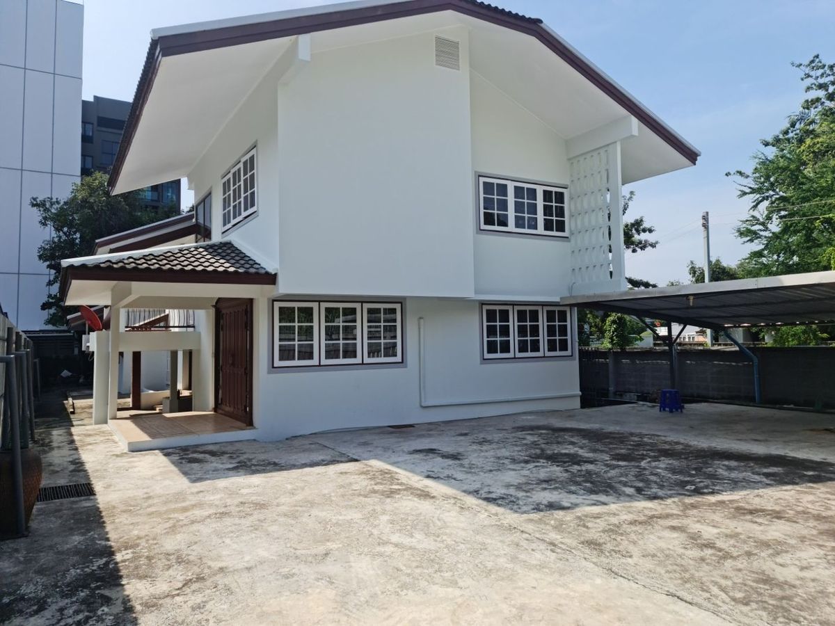 For RentHouseLadprao, Central Ladprao : Rent/sell 150 sq.m., 5 beds, 4 water, 2 -story house, Lat Phrao 44, near MRT Lat Phrao, next to the train