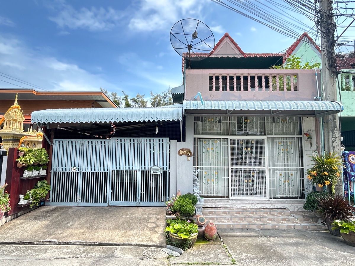 ขายทาวน์โฮมสมุทรปราการ สำโรง : ขายทาวน์เฮาส์ พร้อมที่ดิน หมู่บ้านบดิพัฒน์ 2 แพรกษา ขนาด 42.3 ตร.ว. ใกล้รถไฟฟ้า BTS มีพื้นที่ใช้สอย ใกล้นิคม ใกล้โรงเรียน