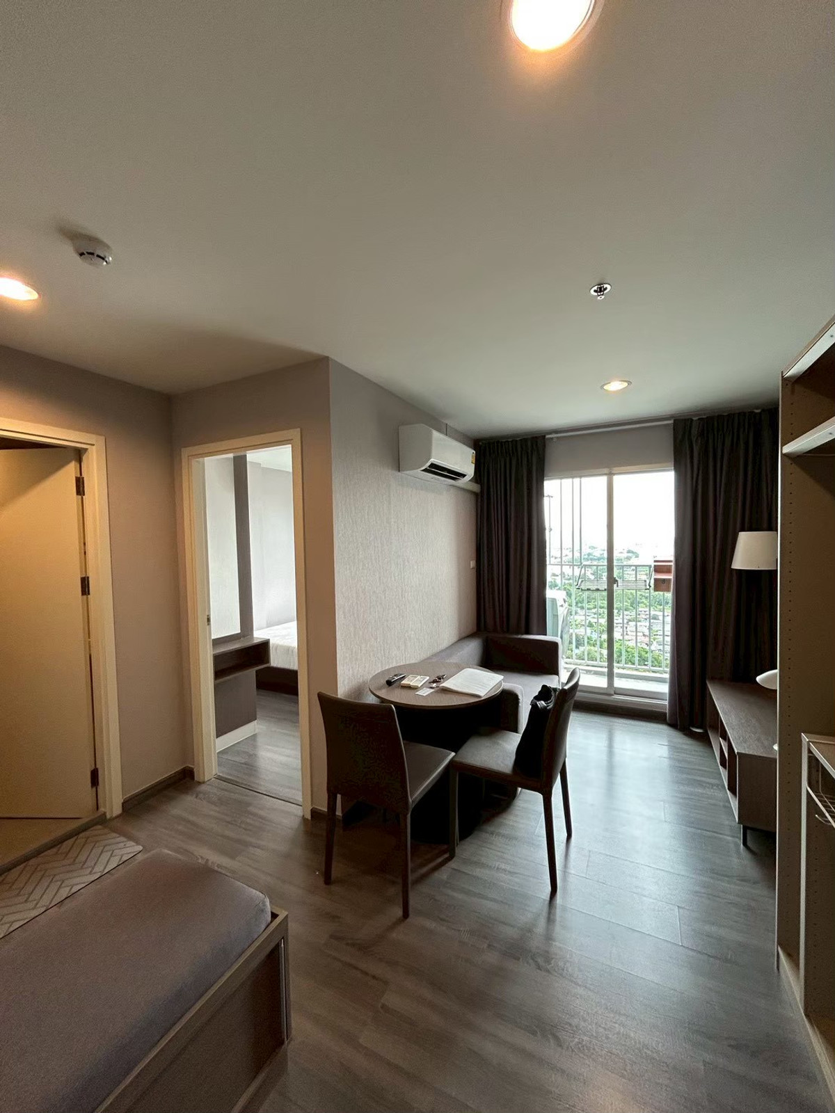 For RentCondoSamut Prakan,Samrong : The Trust Condo Erawan (The Trust Condo Erawan), 20th floor, rent = 11,000 baht/month