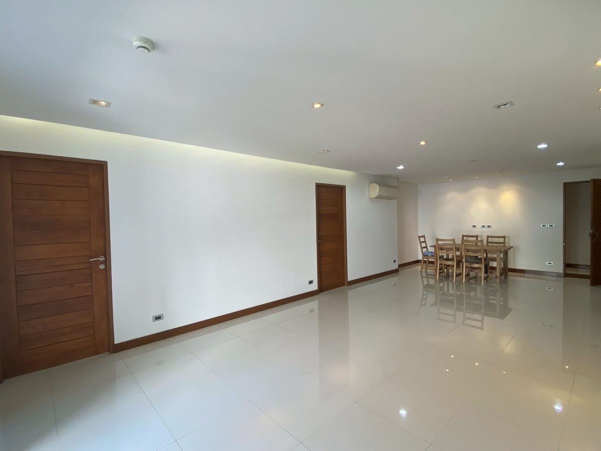 For RentKhlongtoei, Kluaynamthai : ✨ Luxury Condo in the Heart of Asoke – 3 Bedrooms, 180 sq.m., Fully Furnished, Spacious Balcony, Just Steps from BTS Asoke with Easy City Access