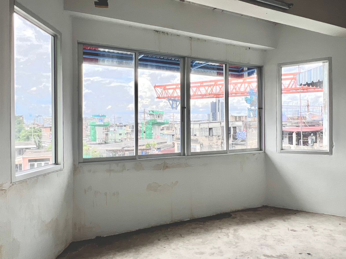 For SaleShop HouseRathburana, Suksawat : 4.5 -storey commercial building for sale, Soi Suksawat 6, Chom Thong District, Bangkok, near Na Nimit Temple