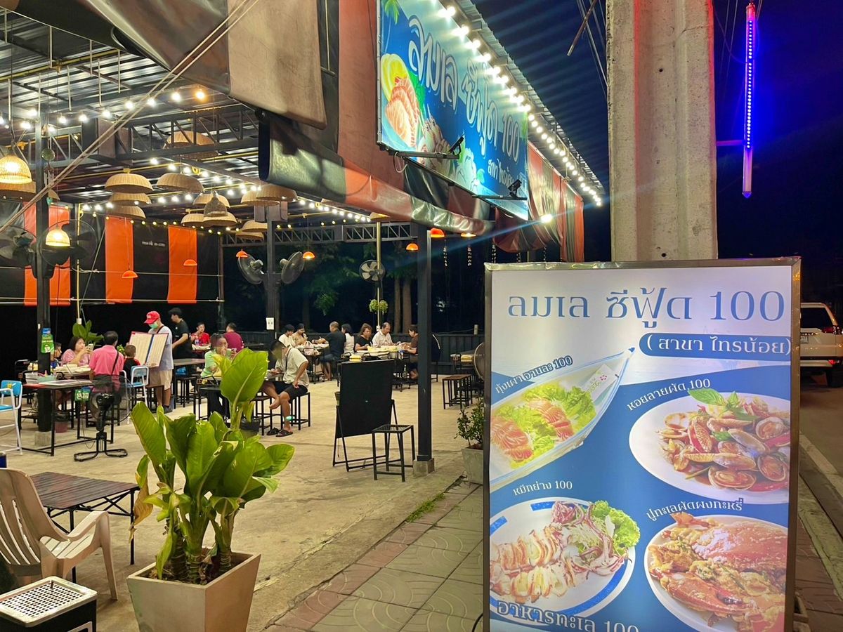 For LeaseholdRetail SpaceNonthaburi, Bang Yai, Bangbuathong : Quickly lease the Seafood Sai Noi shop, Nonthaburi, on the main road, park in front of the shop. There is a parking lot for the structure.