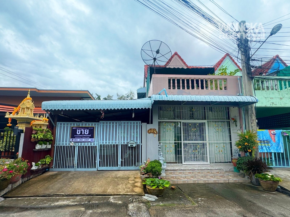 For SaleTownhomeSamut Prakan,Samrong : Townhouse for sale with Badpat Village 2, Phraeksa Village, 42.3 sq.w., near the BTS, with a living area near the school near the school.