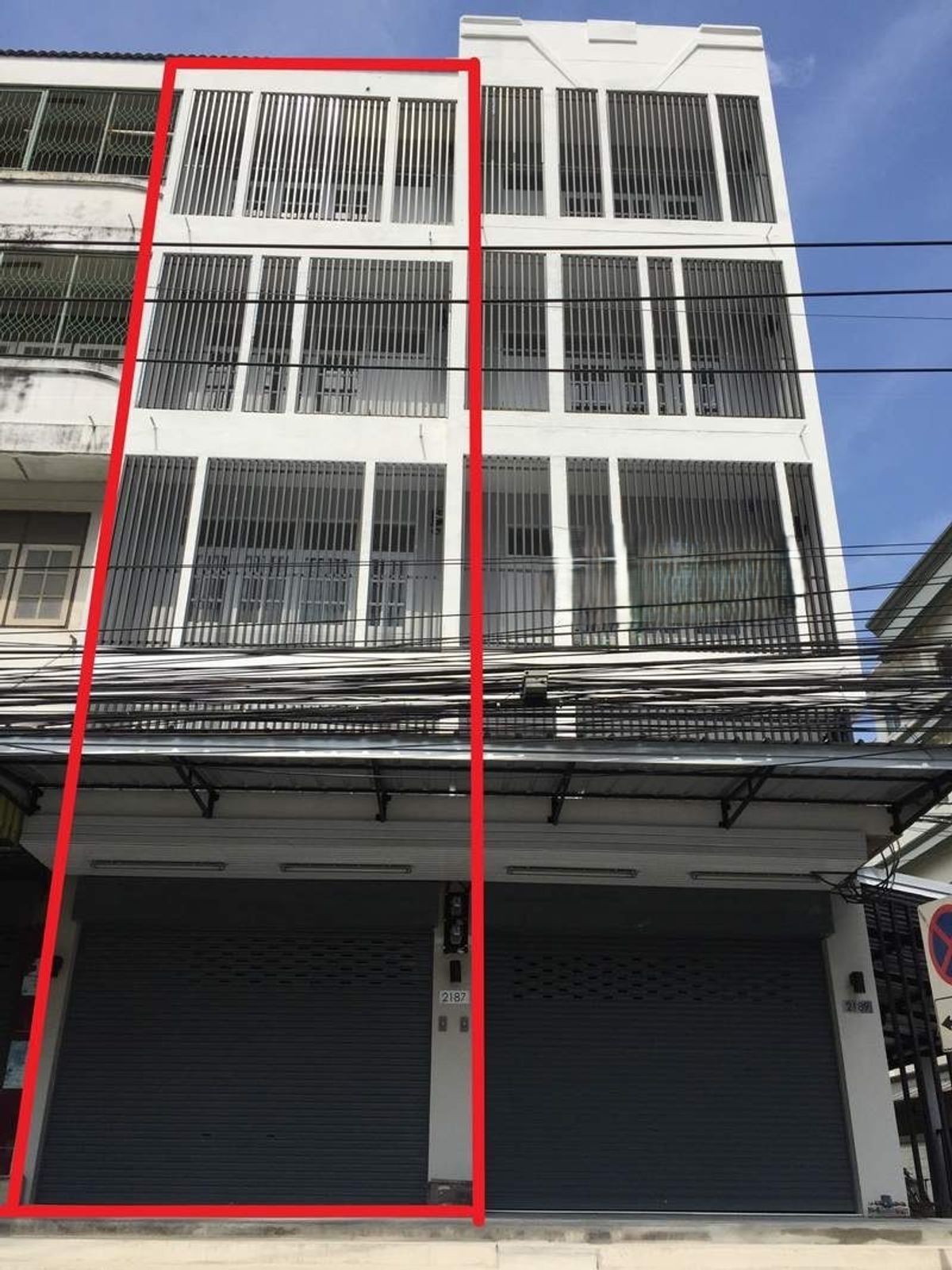 For RentHome OfficeOnnut, Udomsuk : Commercial building for rent at Onnut area, only 300 meters near MRT. You can register the company. Suitable for offices or companies