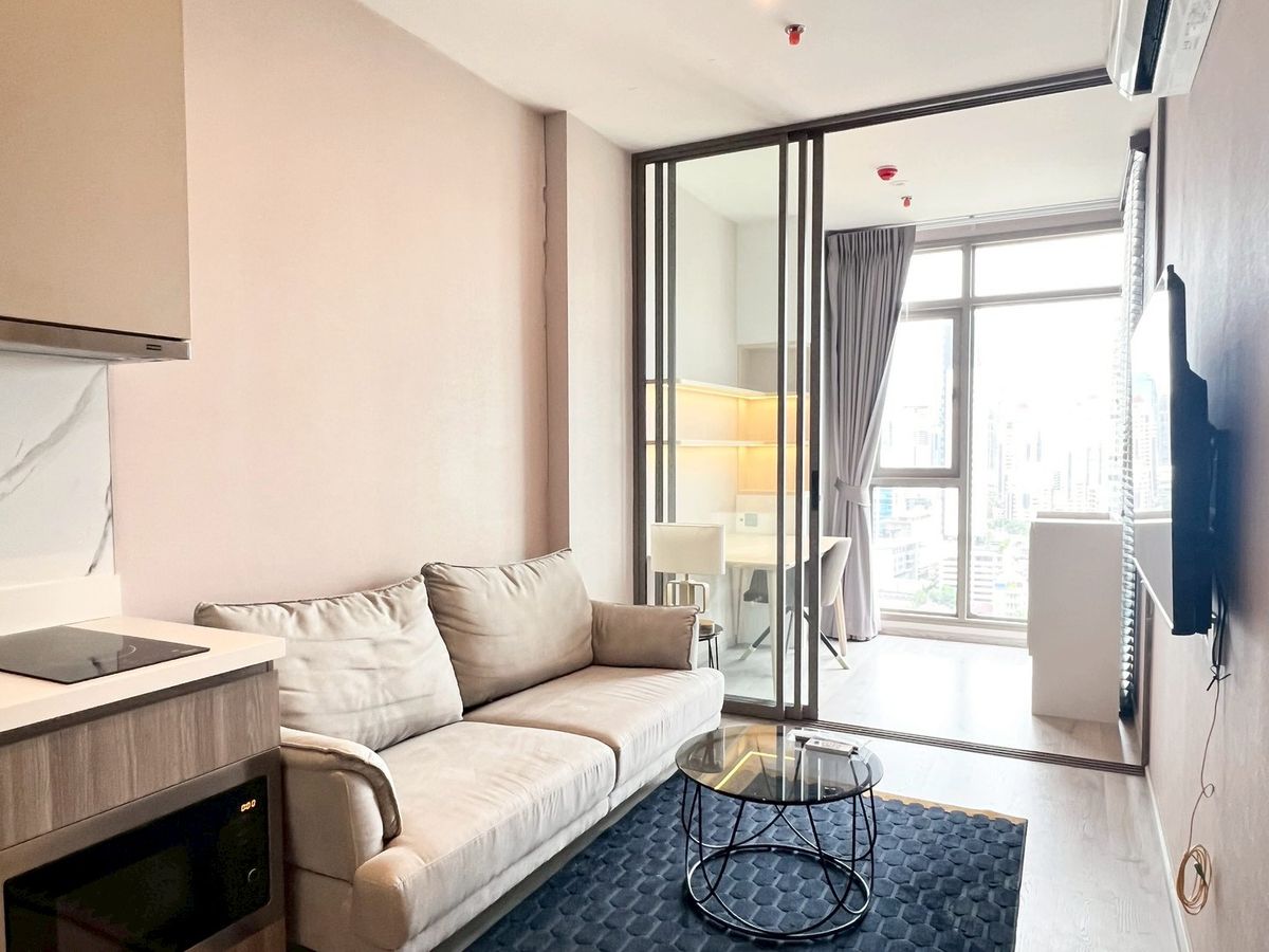 For RentCondoSukhumvit, Asoke, Thonglor : Rare Unit for Rent – 1 Bed, 1 Bath | Fully Furnished + Working Room Ready to Move in