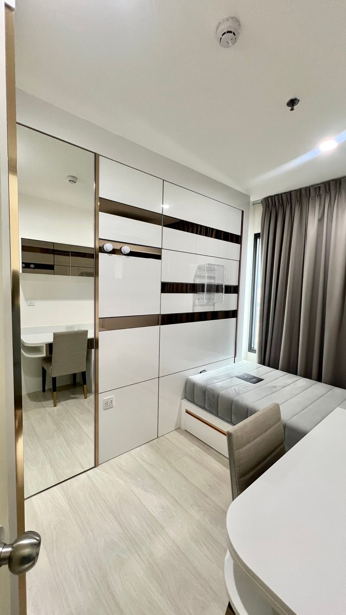 CondoRama9, Petchburi, RCA : Urgent sale, very cheap price. Life Asoke 2bedrroms 2bathrooms - North, sunny, quiet, quiet, corner room, MRT, Phetchaburi and APL.