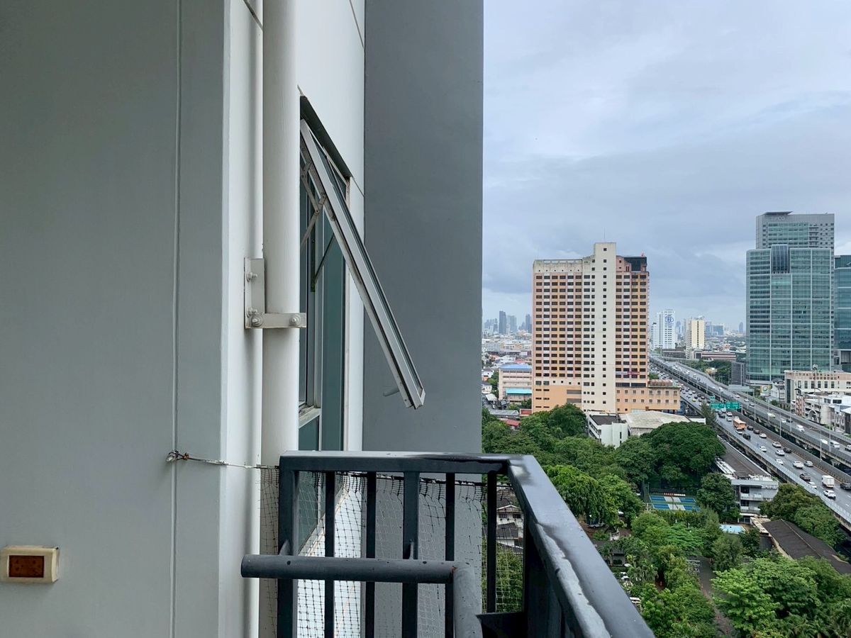 For SaleCondoSapankwai,Jatujak : Intro Yothin Condo for sale, large room 75.64 sqm. 2 bedrooms with a city view, convenient to travel in the middle of Phayathai near the train.