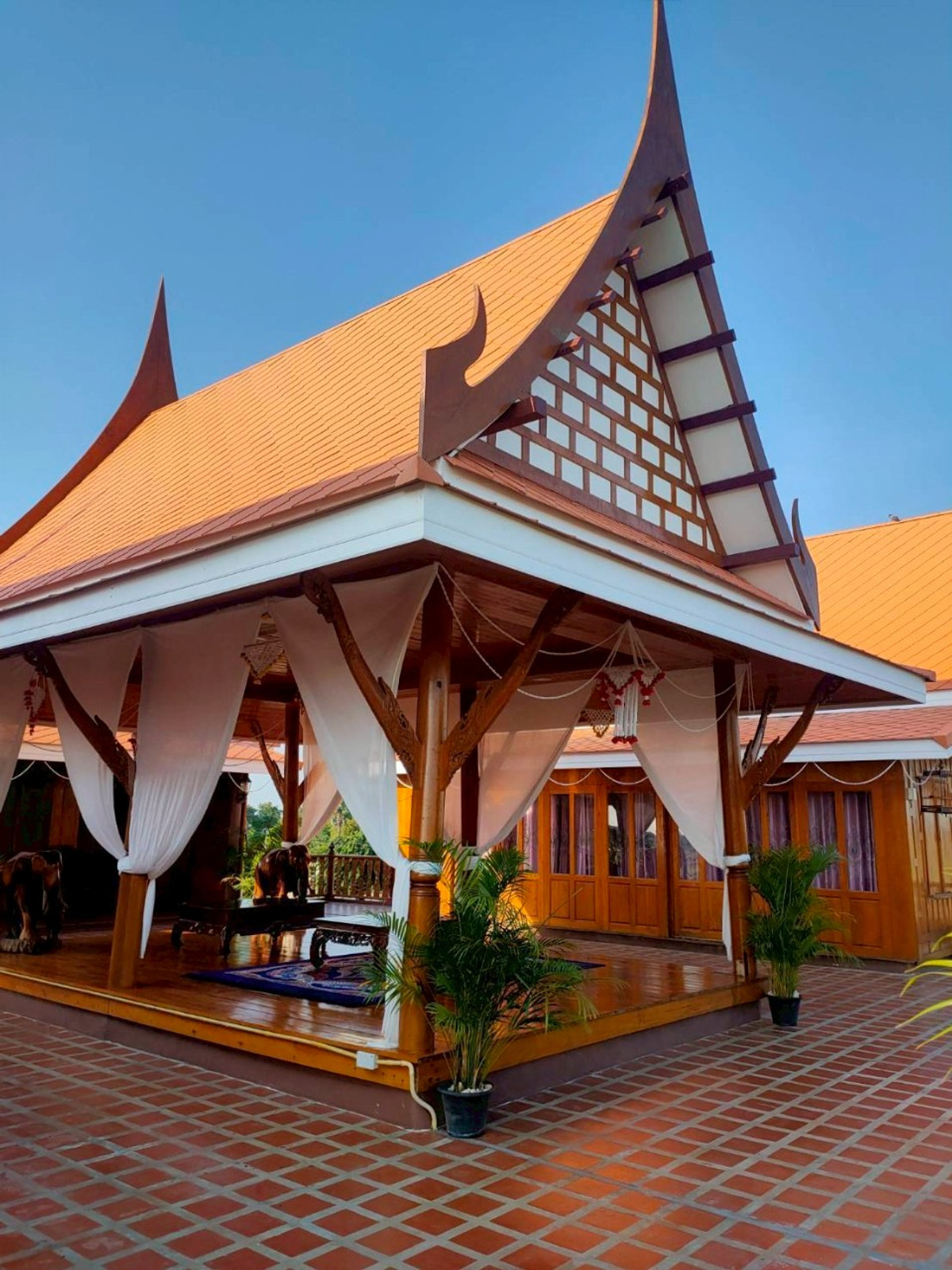 ขายบ้านกาญจนบุรี : ขายบ้านพักตากอากาศกาญจนบุรี 5 ไร่ เลาขวัญ วิวเขา บรรยากาศสงบ บ้านไม้สักกึ่งปูน พร้อมเข้าอยู่