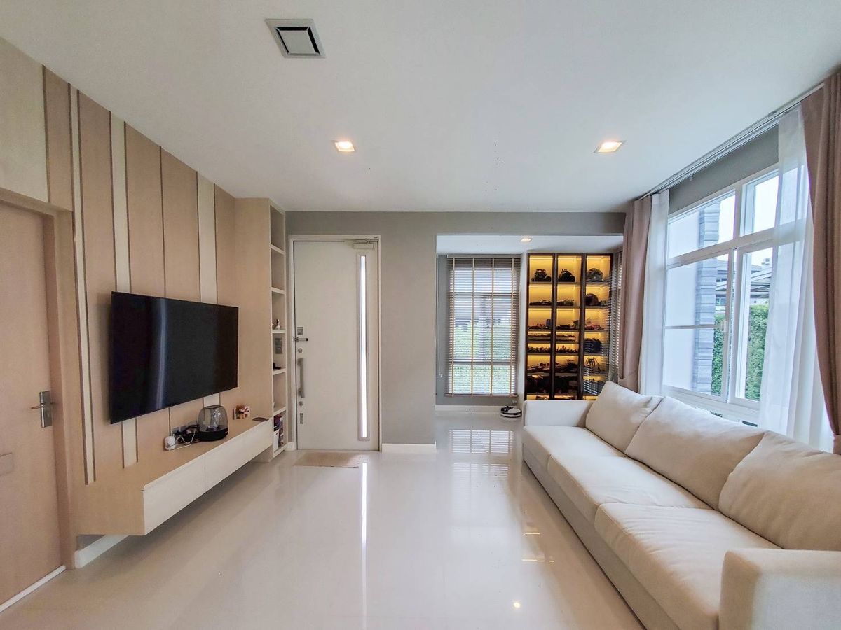 ขายบ้านลาดกระบัง สุวรรณภูมิ : ขายบ้านเดี่ยว 2 ชั้น หมู่บ้านมัณฑนา มอเตอร์เวย์-กรุงเทพกรีฑาตัดใหม่ ลาดกระบัง กรุงเทพ