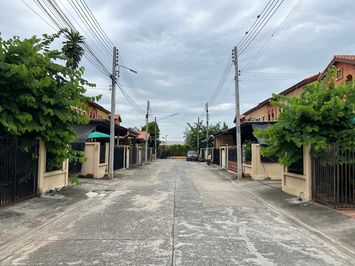 ขายทาวน์โฮมอยุธยา : ขายทาวน์เฮ้าส์ หมู่บ้านเดอะพาลาซโต้ พื้นที่ใหญ่ 30.1 ตรว. หน้ากว้าง 7 เมตร จอดรถได้ 2 คัน แบบสบายๆ ราคาสุดคุ้ม ทำเลดีเลิศ ใกล้แหล่งงาน