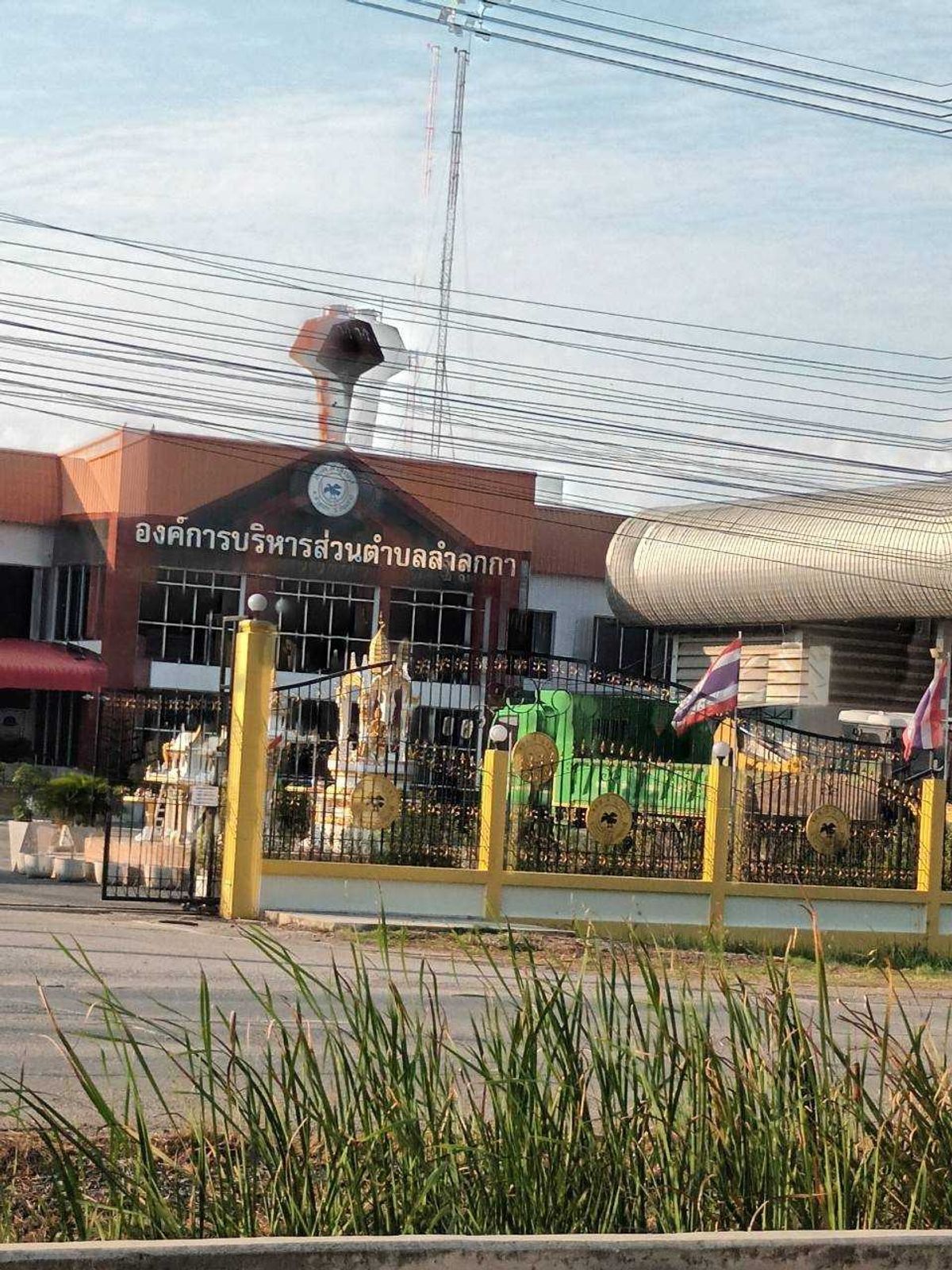 ขายที่ดินปทุมธานี รังสิต ธรรมศาสตร์ : ขายที่ดินเปล่า เป็นพื้นที่สีม่วง (เยื้อง อบต.ลำลูกกา) เหมาะกับการสร้างโรงงาน ขนาด 34-3-3.2 ไร่ ลำลูกกาคอลง 8 ปทุมธานี