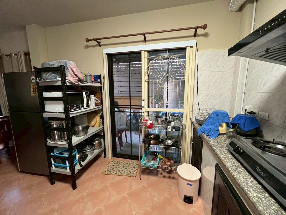 ขายทาวน์โฮมอยุธยา : ขายทาวน์เฮ้าส์ หมู่บ้านเดอะพาลาซโต้ พื้นที่ใหญ่ 30.1 ตรว. หน้ากว้าง 7 เมตร จอดรถได้ 2 คัน แบบสบายๆ ราคาสุดคุ้ม ทำเลดีเลิศ ใกล้แหล่งงาน