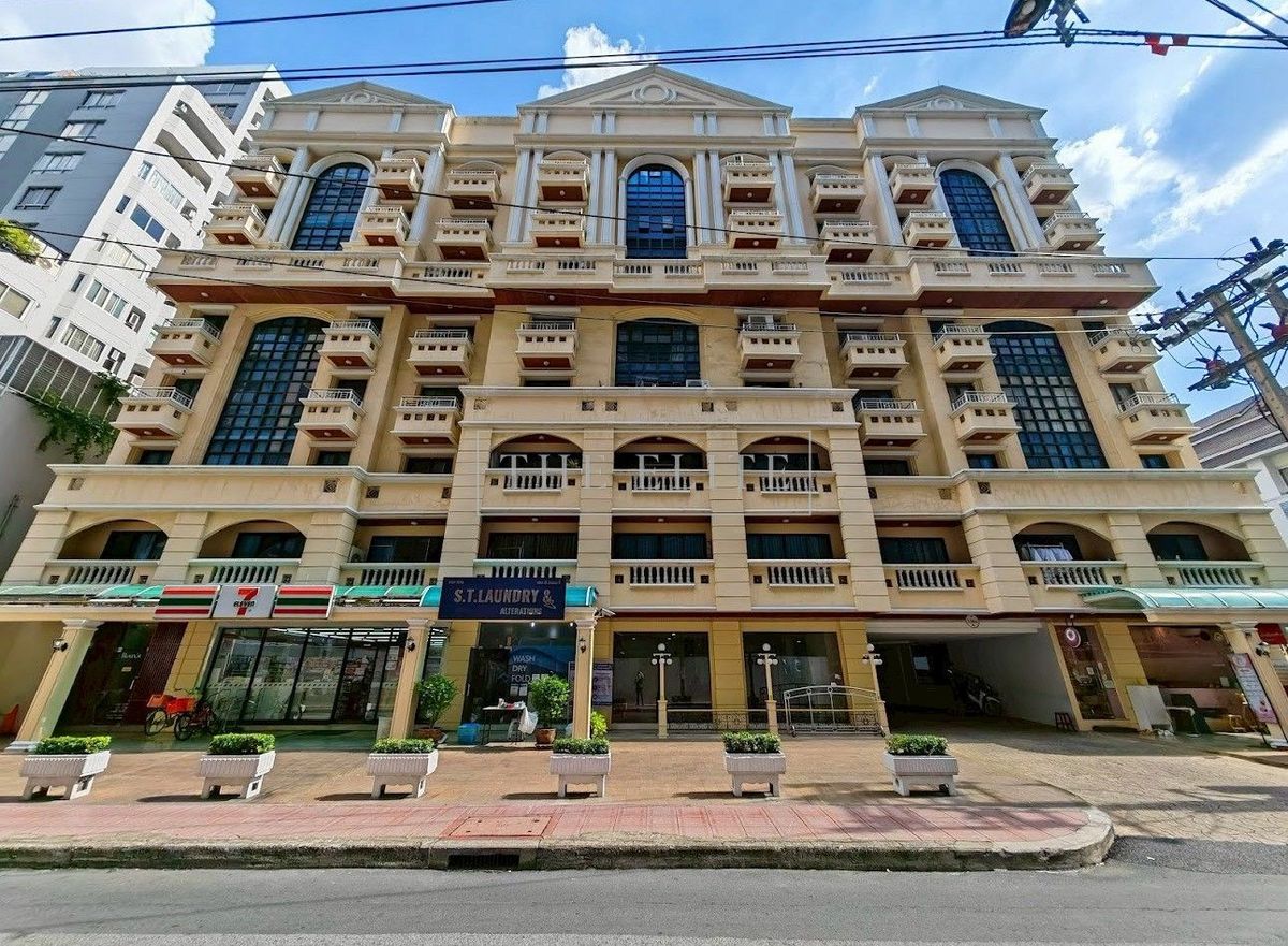 For RentCondoSilom, Saladaeng, Bangrak : ✨ Big condo in the heart of Sathorn-Silom Anyone looking for a rental room, dont miss it 💯