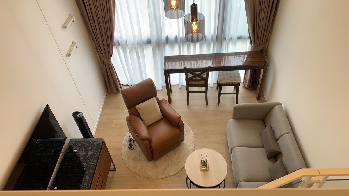 For RentCondoRama9, Petchburi, RCA : Landmark at MRT E Station (Rama 9) Building C 14 SQM. Room 1BD (1 bed 1) Furniture, complete electrical appliances Carry the bag in. Rent 23,000 baht/month.