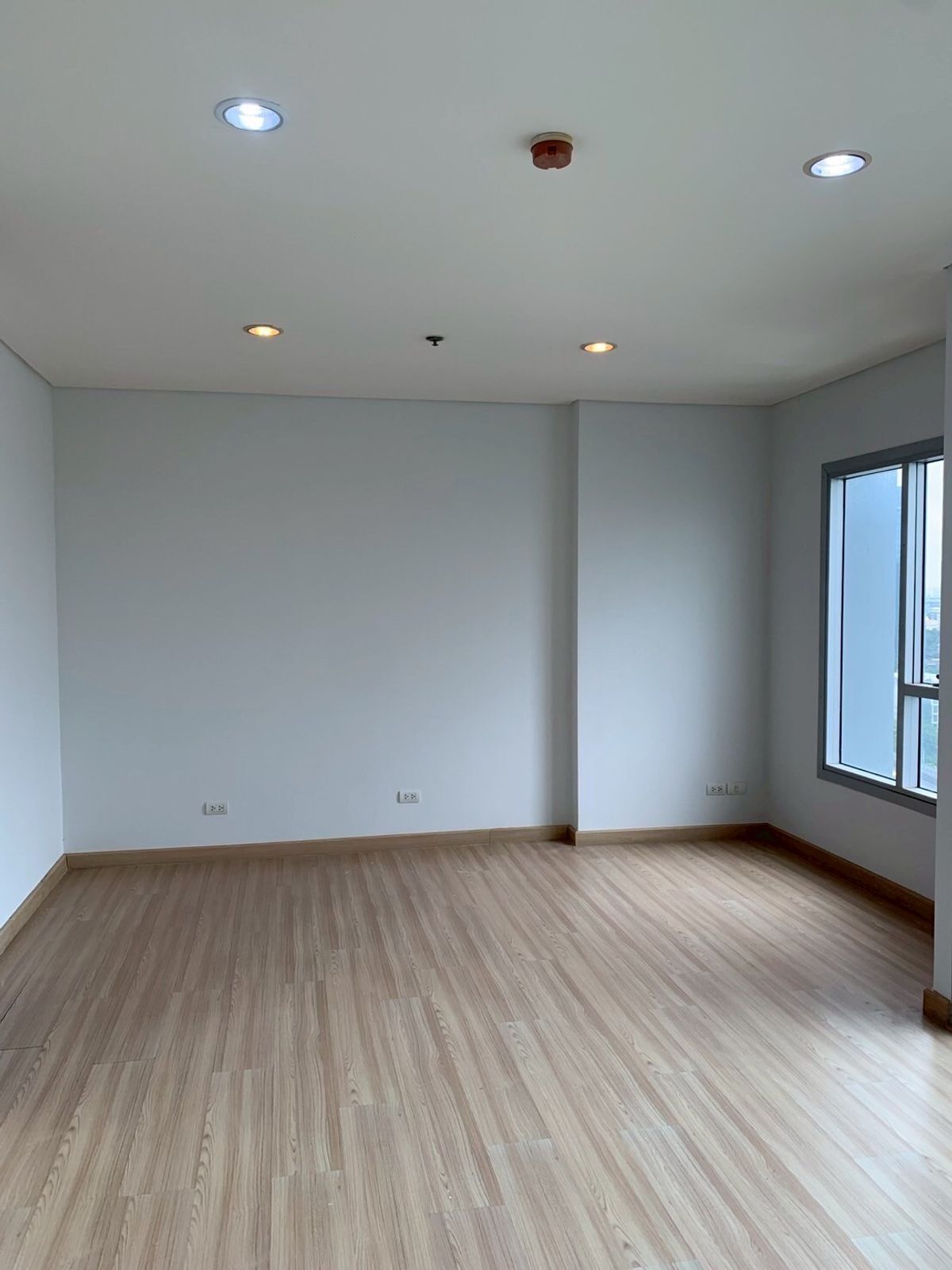For SaleCondoSapankwai,Jatujak : Intro Yothin Condo for sale, large room 75.64 sqm. 2 bedrooms with a city view, convenient to travel in the middle of Phayathai near the train.